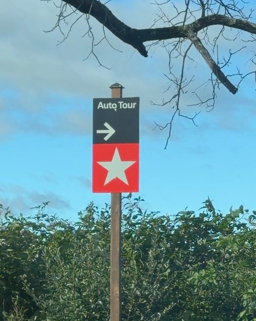 A picture of the “auto tour” signs that you see on a Gettysburg auto tour 
